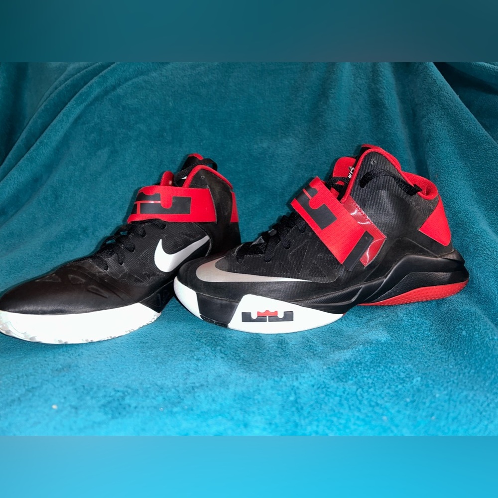 Lebron James zoom 6 soldier size 9 like new barely worn